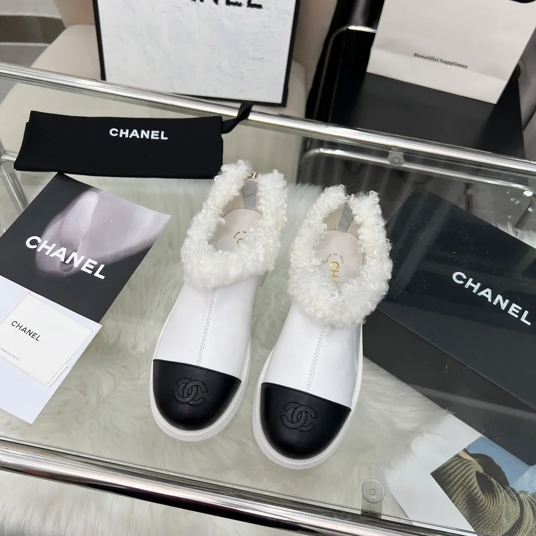 👟👟Ex-factory price 540👟👟 High version of Chanel CHANEL, 🌞🌞🌞Xiaoxiang’s latest 2025 autumn and winter short boots, a must-have item for this autumn and winter season! ! Ms. Chanel loves simple yet irresistible combinations to show her unique style. Mix and match freely to shine⚡Follow Grandma’s fashion steps! ! ! The top-notch craftsmanship and texture are perfectly presented. No matter any details, you can compare them with the counters. The best quality products can be entered and exited from the counters at will! ! ❶Material: imported cowhide/cow suede/wool ❷Lining: sheepskin lining ❸Feet: sheepskin ❹Outsole: original molded sole ❺Heel height: 3cm ❻Number of yards: 35-40 (40 and 41 are customized and non-refundable)